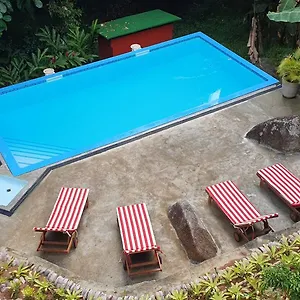 https://cashew-nut-grove-chalets.maheislandhotels.com